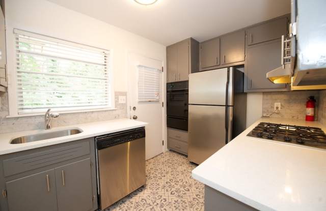Spacious 2 Bedroom w/ Pool Less Than 1 Mile From Heart of Buckhead!! photos photos Spacious 2 Bedroom w/ Pool Less Than 1 Mile From Heart of Buckhead!! photos photos