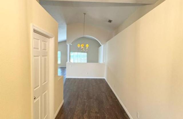 Cozy 4/2 Single-family home in beautiful Groveland!! Gallery 3