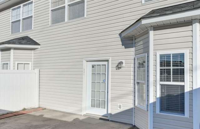 Charming 2 Bedroom 2.5 Bathroom Townhome ~ Minutes to Fort Jackson, the VA hospital, USC Medical School, and I-77! Available December 2026! Gallery 4