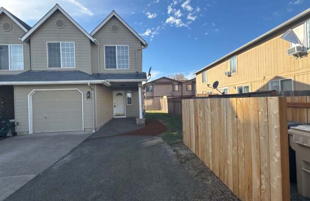 $500 OFF MOVE IN! Recently Updated 3-Bedroom Townhome in Albany – Water & Sewer/Landscaping Included! Gallery 1