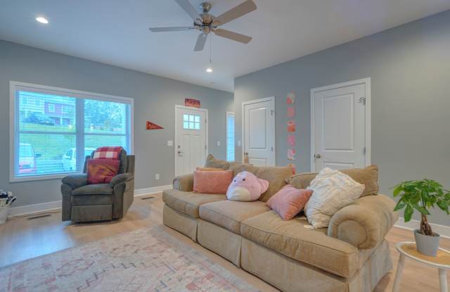 Furnished - 4- Bedroom Townhome - Perfect for Roommates photos photos