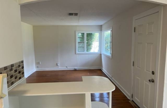 Spacious, bright 1-bedroom, 1-bath duplex with an enclosed porch, just minutes from Downtown Orlando. Gallery 4