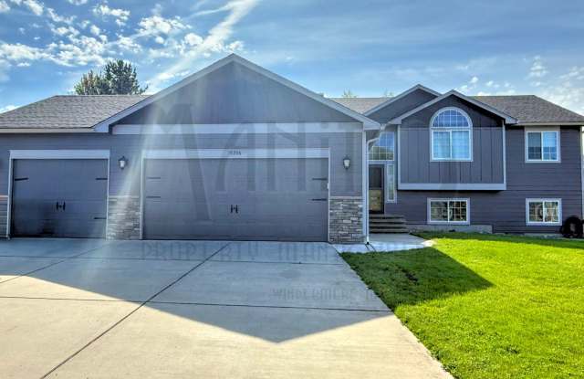 **MOVE IN SPECIAL** Sprawling Mead Home photos photos