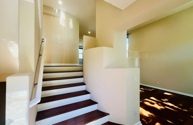 Beautiful 3 Bed 2.5 Bath Santa Clara Townhome. 2 Car Garage Gallery 4