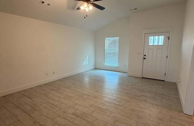 FALL SPECIAL: HALF OF FIRST MONTH RENT!!! Beautiful 3-Bedroom/ 2 Bathroom Home in Oronogo, MO – 333 Greystone! Gallery 4