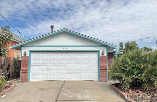 Charming Three-Bedroom, Two-Bathroom Home photos photos