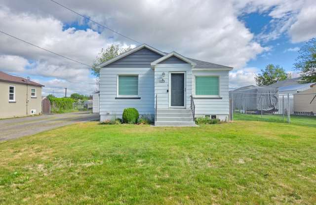 $1,725 - 2 Bed / 1 Bath Charming Home in Spokane Valley - 11319 East 4th Avenue, Spokane Valley, WA 99206