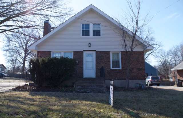 Conveniently Located 3 Bed 2 Bath House - 1006 West Broadway, Columbia, MO 65203