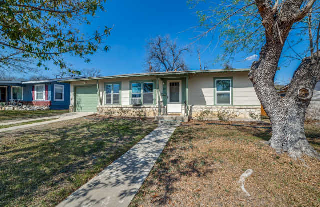 CHARMING MID-CENTURY HOME IN DELLVIEW photos photos
