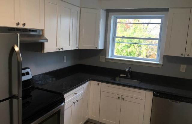 The Executive Sky View Condo (HEAT + HOT Water  Included) Gallery 3