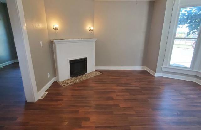 3 Bedroom 1.5 bath - very large bathtub Gallery 3