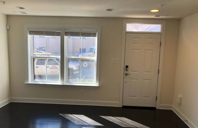 4624 Woodberry St Gallery 4