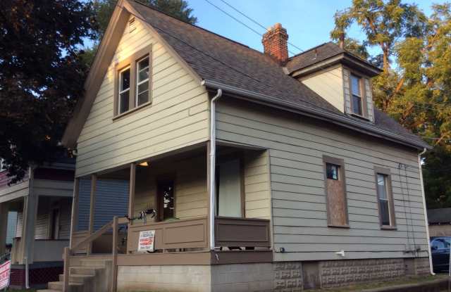 3 bedroom 1 bath single family home with yard. Gallery 3