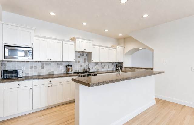 Updated and Bright Townhome at The Cove at Eagle Mountain in Park Meadows Gallery 4