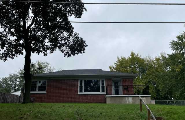3 Bedroom, 2 Bath Single Family Home in Clinton, IA - 381 22nd Place, Clinton, IA 52732