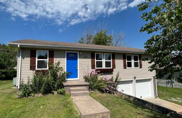 3 bedroom 2 bath home with bonus room in OZARK! - 1303 South 14th Street, Christian County, MO 65721