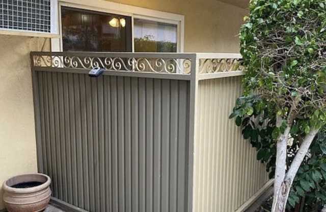 5255 Satsuma Avenue Gallery 1