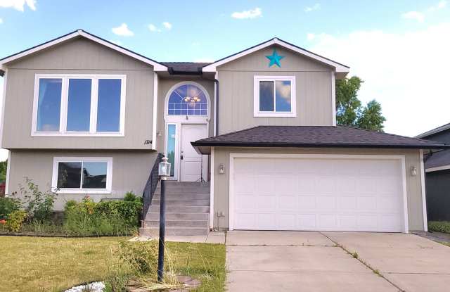 Gorgeous Split Level with Fenced Backyard - 1714 East Weile Avenue, Spokane, WA 99217