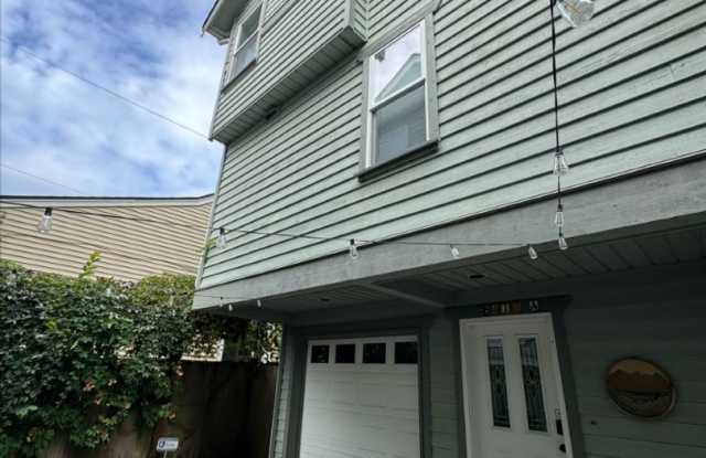 3Bd/3.25Ba Seattle Townhome Gallery 1
