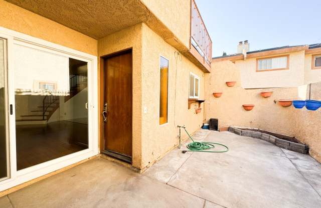 Charming 3 bedroom 2.5 bath townhouse - 4628 West Broadway, Hawthorne, CA 90250