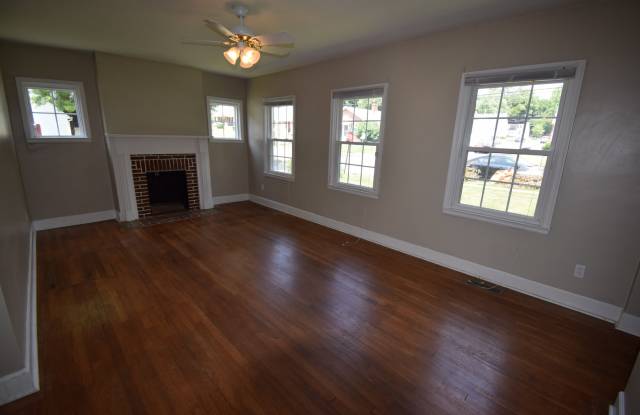 VIRTUAL SHOWINGS AVAILABLE - Cute 3 Bedroom House Near Campus! photos photos