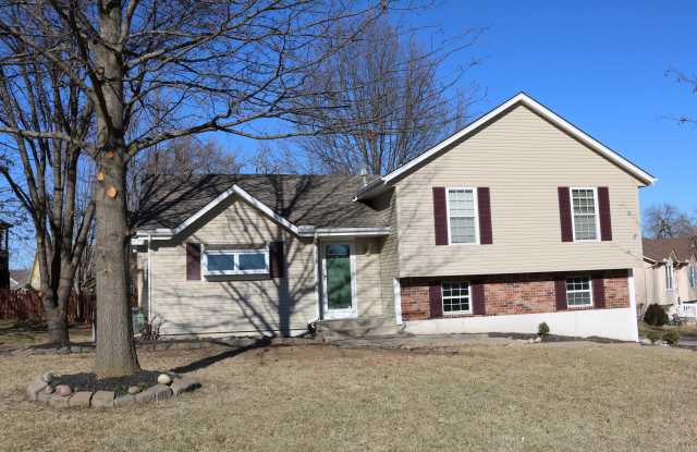 1302 Huntington Cir - 1302 Huntington Circle, Greenwood, MO 64034