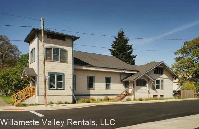 207 N Main St - 207 North Main Street, Jefferson, OR 97352