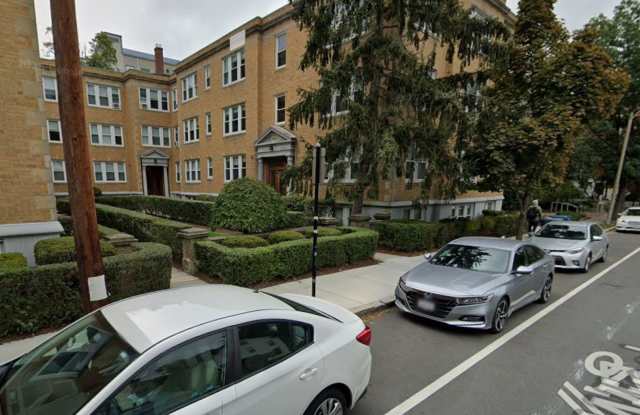 2Br/1Bth in the heart of Brookline! Walk to Beacon St, green line, shops, restaurants - 85 Winchester Street, Brookline, MA 02446