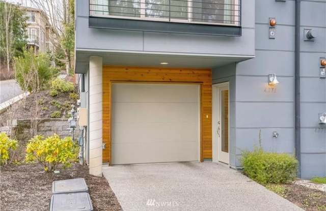 Stylish Townhome Living Near Lake Sammamish | 2 Bedrooms, 2.5 Bathrooms Gallery 3