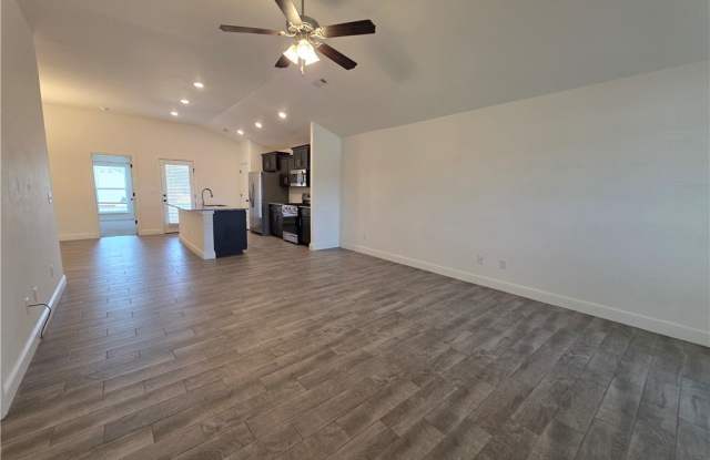 6006 NW Hoover Street Gallery 2
