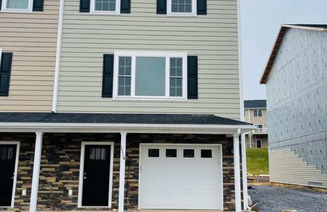 Townhouse for Rent in Crescent Ridge - ***END UNIT*** photos photos