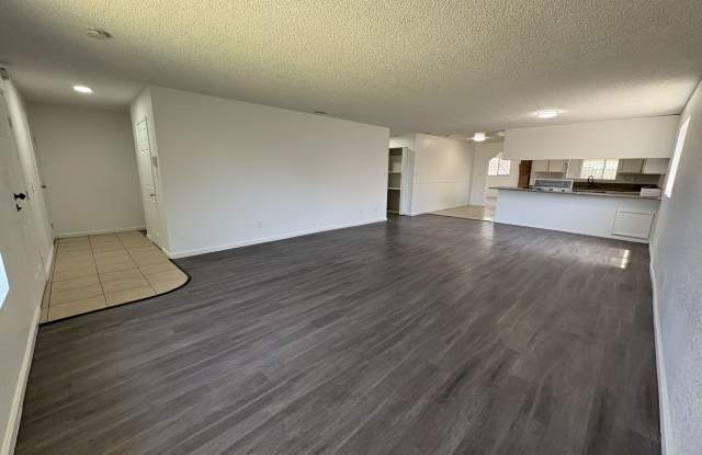 Large Living Area, rear yard has RV Access! Gallery 4