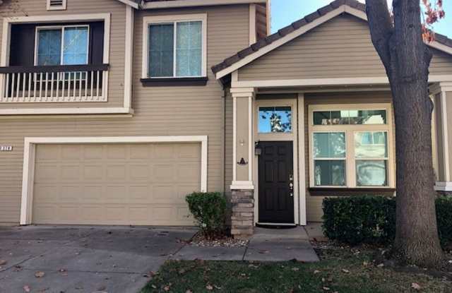 Folsom – Natoma Station - 4 BR 2.5 BA Gallery 3