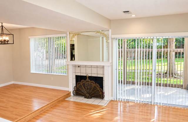 Large 3 bedroom Townhome with Community Pool and Garage Gallery 1