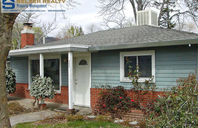 Newly refreshed  conveniently located 2 bd. house w/ garage  yard! - 202 Washington Avenue, Ukiah, CA 95482