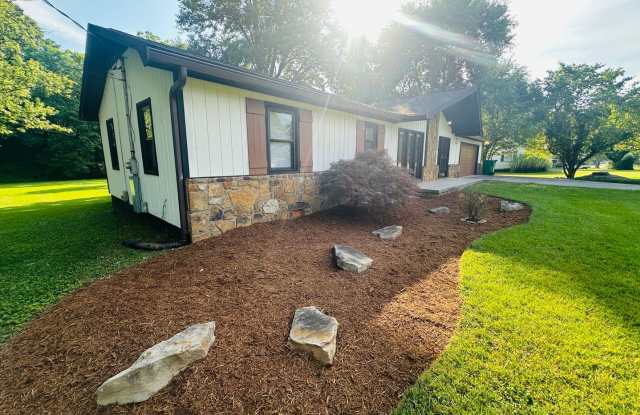 Large 2 bed/2bath & 2-car garage on huge yard Gallery 3
