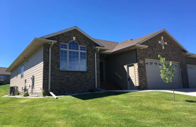 2 BEDROOM | 2 BATH | DOUBLE GARAGE | SPACIOUS TOWNHOME photos photos