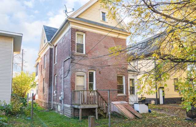 407 Queen Avenue N Gallery 2