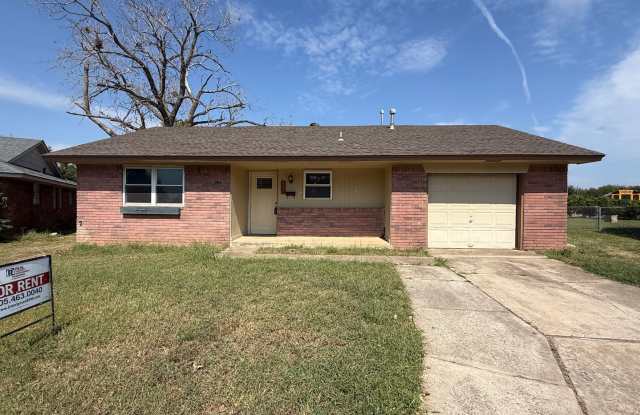 Available for Showing Now! Flexible Lease Term 9 to 18 Month Offer!! ***SPECIAL $250 OFF 1ST FULL MONTH'S RENT WITH SIGNED LEASE IN JANUARY*** HUGE LOT ~ ALMOST 1/3 ACRE ~ Close proximity to OU Campus - 330 Overton Drive, Norman, OK 73071