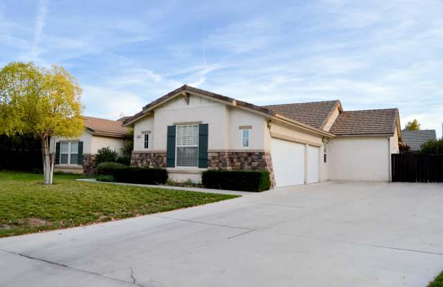 BEAUTIFUL!! 4 BEDROOM 3 BATH HOME LOCATED IN RIVER OAKS COMMUNITY AVAIL 11/1/26 DO NOT DISTURB TENANTS Gallery 1