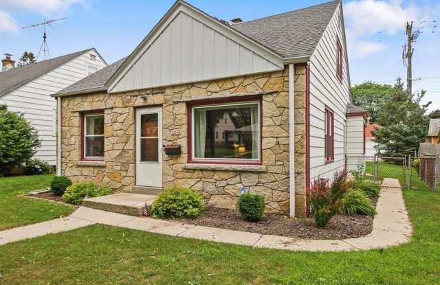 Charming 3-Bedroom Single-Family Home – Hardwood Floors, Central Air & Garage Gallery 1