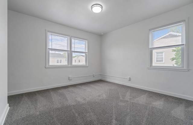 2 Bedrooms and 1 Bathroom Townhome W/ Central Air!! Apply Now! Gallery 2