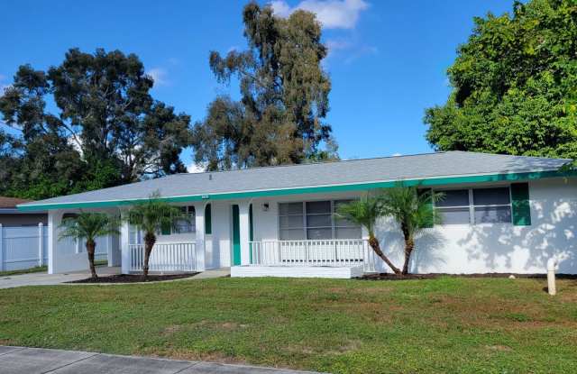 Annual unfurnished renovated 2/1 SFH downtown Sarasota on a lake Gallery 3