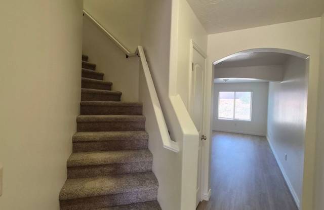 Remodeled 3 Bed / 2.5 Bath Townhome in Great Location Gallery 4