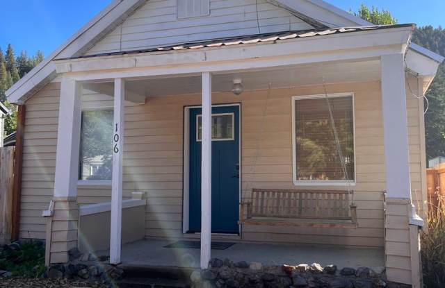 2 bedroom 1 bath house with fenced yard Gallery 1