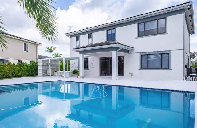 10910 Moore Dr Gallery 2