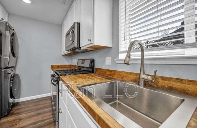 229 W Pueblo Gallery 2