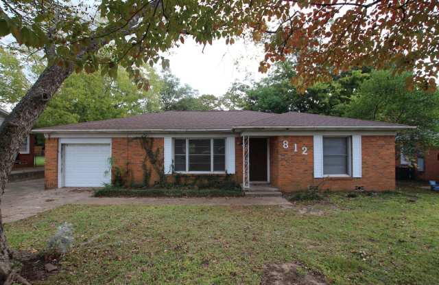 Charming 3 Bedroom 2 Bath Near TJC! Gallery 3