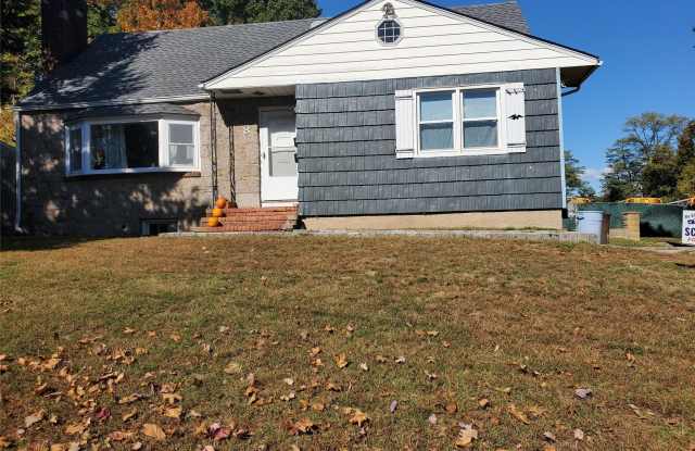 8 Midwood Place - 8 Midwood Place, Glen Cove, NY 11542