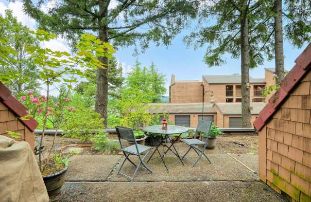 Lovely 2 Bedroom/1.5 Bath Mt Park Condo w/ Garage - 107 Oswego Summit, Lake Oswego, OR 97035